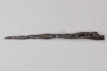 Nadelpfeilspitze aus Eisen vom Kugelberg bei Goldbach, Spessart, zweites Drittel 12. Jahrhundert, Fz.-Nr. 226, H. 0,64 cm, Br. 7,9 cm