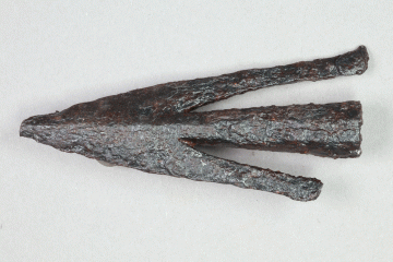 Geschossbolzen mit Widerhaken aus Eisen vom Kugelberg bei Goldbach, Spessart, zweites Drittel 12. Jahrhundert, Fz.-Nr. 229, H. 3,9 cm, Br. 8,9 cm