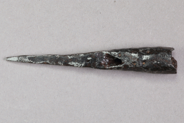 Nadelpfeilspitze aus Eisen vom Kugelberg bei Goldbach, Spessart, zweites Drittel 12. Jahrhundert, Fz.-Nr. 231, H. 0,98 cm, Br. 6,02 cm