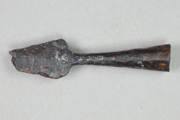 Blattpfeilspitze aus Eisen vom Kugelberg bei Goldbach, Spessart, zweites Drittel 12. Jahrhundert, Fz.-Nr. 238, H. 1,6 cm, Br. 6,4 cm