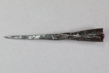 Nadelpfeilspitze aus Eisen vom Kugelberg bei Goldbach, Spessart, zweites Drittel 12. Jahrhundert, Fz.-Nr. 253, H. 1,1 cm, Br. 7,16 cm