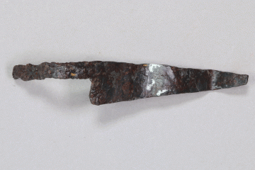 Fragment eines Messers aus Eisen vom Kugelberg bei Goldbach, Spessart, zweites Drittel 12. Jahrhundert, Fz.-Nr. 255, H. 2,2 cm, Br. 10,89 cm