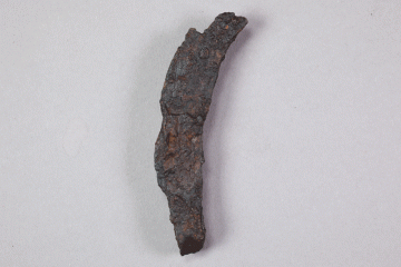 Fragment eines Hufeisens vom Kugelberg bei Goldbach, Spessart, zweites Drittel 12. Jahrhundert, Fz.-Nr. 270, H. 8,9 cm, Br. 4,9 cm
