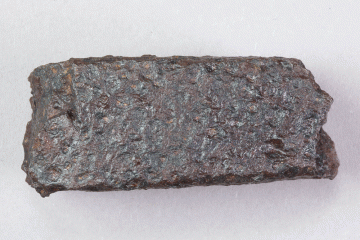 Fragment eines Beils (?) aus Eisen vom Kugelberg bei Goldbach, Spessart, zweites Drittel 12. Jahrhundert, Fz.-Nr. 278, H. 2,6 cm, Br. 6,5 cm