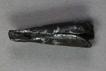Nadelpfeilspitze aus Eisen vom Kugelberg bei Goldbach, Spessart, zweites Drittel 12. Jahrhundert, Fz.-Nr. 281a, H. 0,98 cm, Br. 3,0 cm