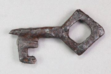 chlüssel aus Eisen vom Kugelberg bei Goldbach, Spessart, zweites Drittel 12. Jahrhundert, Fz.-Nr. 288, H. 3,8 cm, Br. 6,8 cm