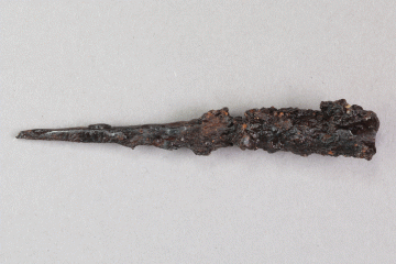 Nadelpfeilspitze aus Eisen vom Kugelberg bei Goldbach, Spessart, zweites Drittel 12. Jahrhundert, Fz.-Nr. 316, H. 1,08 cm, Br. 7,54 cm
