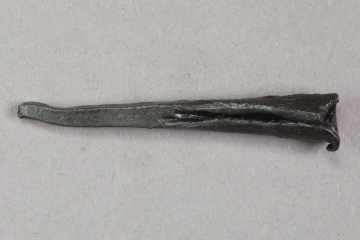 Nadelpfeilspitze aus Eisen vom Kugelberg bei Goldbach, Spessart, zweites Drittel 12. Jahrhundert, Fz.-Nr. 322, H. 1,02 cm, Br. 5,63 cm
