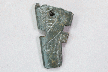 Beschlag einer Messerscheide aus Buntmetall vom Kugelberg bei Goldbach, Spessart, zweites Drittel 12. Jahrhundert, Fz.-Nr. 317, H. 2,6 cm, Br. 1,53 cm
