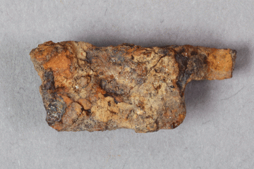 Fragment eines Messers aus Eisen von der Burg Mömbris, Unterfranken, Ende 14. Jahrhundert, Fd.-Nr. 351, H. 1,17 cm, Br. 2,63 cm