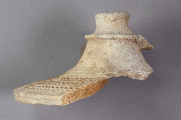 Fragment eines Deckels mit Rollrädchendekor aus Irdenware von der Burg Mömbris, Untermain, Anfang 14. Jh., Fd.-Nr. 371, H. 4,8 cm, Br. 8,3 cm