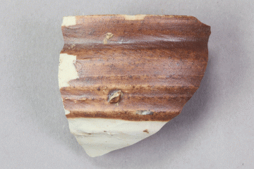 Fragment eines Bechers aus Steinzeug von der Burg Mömbris, Rheinland, Ende 14. Jh., Fd.-Nr. 453, H. 4,25 cm, Br. 4,2 cm