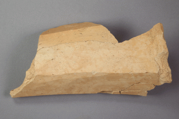 Fragmente eines Signalhorns aus Irdenware von der Burg Mömbris, Untermain, Anfang 14. Jh., Fd.-Nr. 455, H. 7,9 cm, Br. 118,1 cm