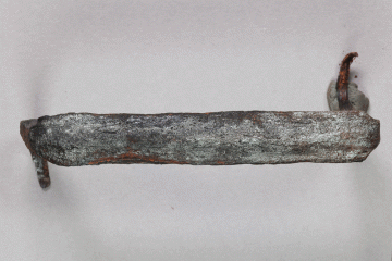 Klammer aus Eisen von der Burg Hauenstein, Fd.-Nr. 159, H. 4,4 cm, Br. 9,35 cm