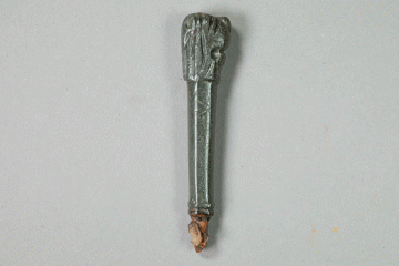Messergriff in Form eines Löwenkopfes aus Bronze (?)von der Burg Mömbris, Süddeutschland, letztes Drittel 14. Jh., Fd.-Nr. 282, H. 9,35 cm, Br. 1,93 cm