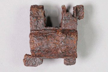 Vorhängeschloss aus Eisen von der Burg Mömbris, Unterfranken, letztes Drittel 14. Jh., Fd.-Nr. 031, H. 5,4 cm, Br. 5,3 cm