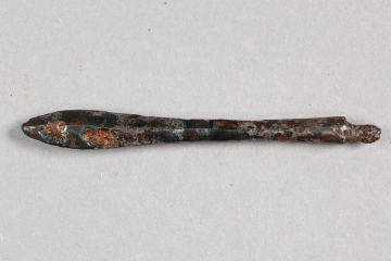 Pfeilspitze aus Eisen von der Burg Mömbris, Unterfranken, letztes Drittel 14. Jh., Fd.-Nr. 184, H. 1,02 cm, Br. 9,15 cm