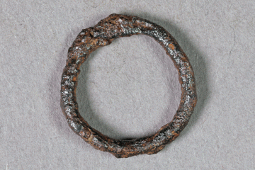 Ring eines Kettenpanzers (?) aus Eisen von der Burg Mömbris, Unterfranken, letztes Drittel 14. Jh., Fd.-Nr. 192, H. 1,35 cm, Br. 1,4 cm