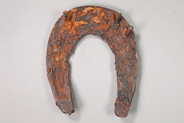 Hufeisen aus Eisen von der Burg Mömbris, Unterfranken, letztes Drittel 14. Jh., Fd.-Nr. 203, H. 12,4 cm, Br. 10,85 cm