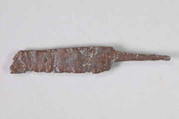 Fragment eines Messers aus Eisen von der Burg Mömbris, Unterfranken, Anfang 14. Jahrhundert, Fd.-Nr. 311, H. 2,05 cm, Br. 12,05 cm