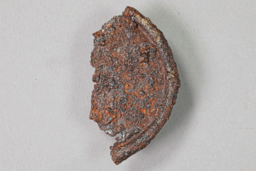 Fragment eines Handspiegels aus verzinntem Eisen von der Burg Mömbris, Unterfranken, letztes Drittel 14. Jh., Fd.-Nr. 423, H. 5,2 cm, Br. 2,88 cm