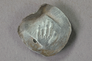 Händleinheller aus Silber von der Burg Mömbris, Schwäbisch Hall, zweite Hälfte 13. Jh., Fd.-Nr. 153, H. 1,77 cm, Br. 1,8 cm