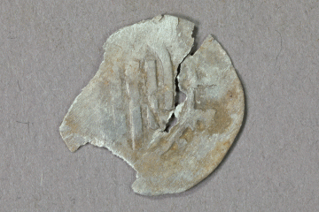 Händleinheller aus Silber von der Burg Mömbris, Schwäbisch Hall, zweite Hälfte 13. Jh., Fd.-Nr. 403, H. 1,65 cm, Br. 1,6 cm