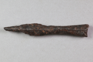 Armbrustbolzen von der Burg Wahlmich, Untermain (?), um 1250, Fd.-Nr. 020, H. 1,7 cm, Br. 9,7 cm
