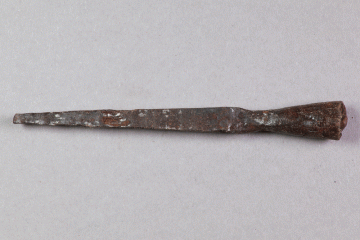 Armbrustbolzen von der Burg Wahlmich, Untermain (?), um 1250, Fd.-Nr. 204, H. 1,4 cm, Br. 10,3 cm