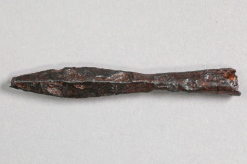 Armbrustbolzen von der Burg Wahlmich, Untermain (?), um 1250, Fd.-Nr. 210, H. 1,24 cm, Br. 9,3 cm