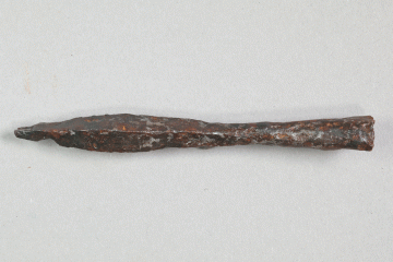 Armbrustbolzen von der Burg Wahlmich, Untermain (?), um 1250, Fd.-Nr. 208, H. 2,1 cm, Br. 12,3 cm