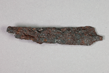 Fragment eines Messers aus Eisen von der Burg Wahlmich, Untermain (?), um 1250, Fd.-Nr. 157, H. 2,1 cm, Br. 10,05 cm