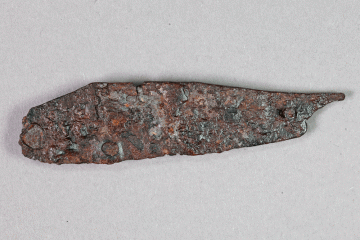 Fragment eines Messers aus Eisen von der Burg Wahlmich, Untermain (?), um 1250, Fd.-Nr. 336, H. 2,2 cm, Br. 9,0 cm