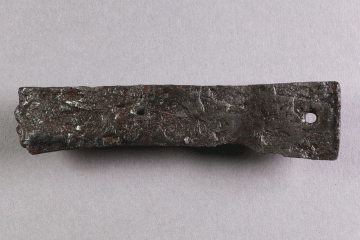 Fragment eines Messergriffs aus Eisen von der Burg Wahlmich, Untermain (?), um 1250, Fd.-Nr. 021, H. 2,1 cm, Br. 8,5 cm