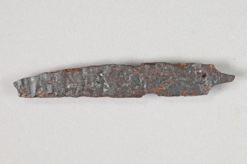 Fragment eines Messers aus Eisen von der Burg Wahlmich, Untermain (?), um 1250, Fd.-Nr. 313, H. 1,7 cm, Br. 10,94 cm