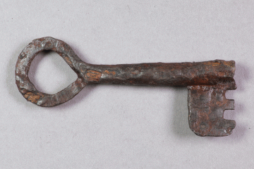 Schlüssel von der Burg Wahlmich, Untermain (?), um 1250, Fd.-Nr. 209, H. 3,8 cm, Br. 9,2 cm