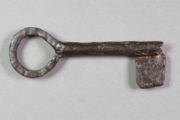 Schlüssel von der Burg Wahlmich, Untermain (?), um 1250, Fd.-Nr. 104, H. 4,0 cm, Br. 9,5 cm