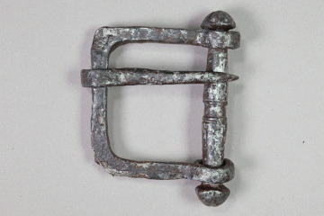 Schnallen aus Eisen von der Burg Wahlmich, Untermain, um 1250, Fd.-Nr. 330, H. 8,65 cm, Br. 6,5 cm