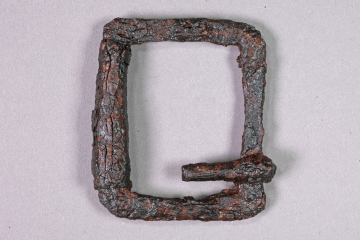 Schnallen aus Eisen von der Burg Wahlmich, Untermain, um 1250, Fd.-Nr. 231, H. 7,2 cm, Br. 6,1 cm