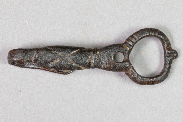 Schnalle eines Sporn von der Burg Wahlmich, Untermain (?), um 1250, Fd.-Nr. 325b, H. 1,6 cm, Br. 4,8 cm