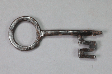 Schlüssel aus Eisen vom Gotthardsberg, Unterfranken, 15. Jahrhundert, Fd.-Nr. 0016, H. 3,35 cm, Br. 9,53 cm