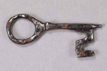 Schlüssel aus Eisen vom Gotthardsberg, Unterfranken, 15. Jahrhundert, Fd.-Nr. 0054, H. 2,27 cm, Br. 6,35 cm
