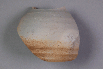 Fragment eines Bechers aus Steinzeug vom Gotthardsberg, Unterfranken, 15. Jahrhundert, Fd.-Nr. 0085a, H. 5,90 cm, Br. 6,80 cm
