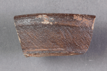 Fragment einer Schale aus Steinzeug vom Gotthardsberg, Unterfranken, 15. Jahrhundert, Fd.-Nr. 0085b, H. 1,40 cm, Br. 2,90 cm