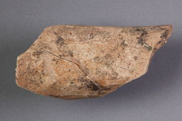 Fragment eines Horns aus Keramik vom Gotthardsberg, Unterfranken, 14. Jahrhundert, Fd.-Nr. 0096, H. 4,10 cm, Br. 8,40 cm