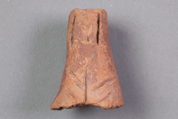 Fragment eines Aquamaniles aus Keramik vom Gotthardsberg, Unterfranken, zweite Hälfte 12. Jahrhundert, Fd.-Nr. 0190, H. 2,55 cm, Br. 2,95 cm