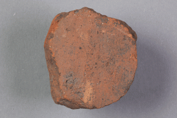 Spielstein aus Ziegel vom Gotthardsberg, Unterfranken, 14. Jahrhundert, Fd.-Nr. 0230, H. 2,65 cm, Br. 5,20 cm
