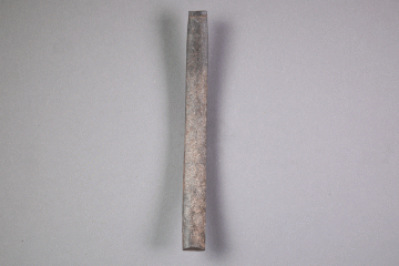 Werkzeug aus Knochen vom Gotthardsberg, Unterfranken, 13. Jahrhundert, Fd.-Nr. 0250, H. 13,00 cm, Br. 1,30 cm