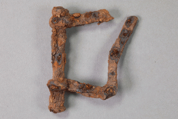 Schnalle aus Eisen vom Gotthardsberg, Unterfranken, um 1350, Fd.-Nr. 0365, H. 7,46 cm, Br. 6,39 cm