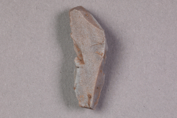 Abschlag aus Silex vom Gotthardsberg, Unterfranken, erste Hälfte 14. Jahrhundert, Fd.-Nr. 0429, H. 2,95 cm, Br. 0,95 cm